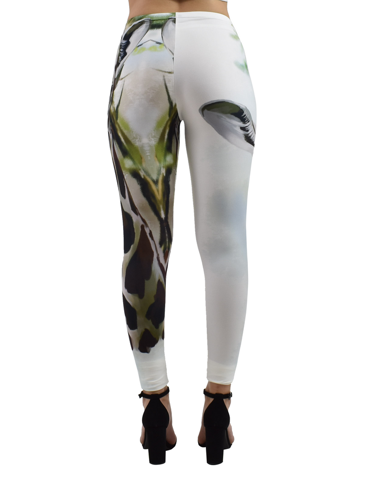 Women’s fitted giraffe print leggings in flexible four-way stretch fabric for movement and comfort.